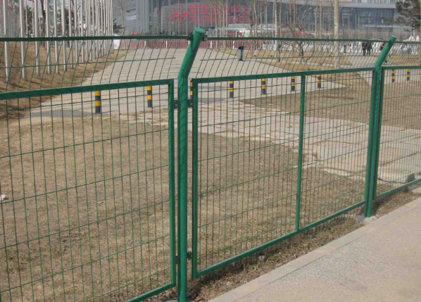 Double Wire Mesh Fence:Core Advantages, Application Scenarios, and Purchasing Guidelines