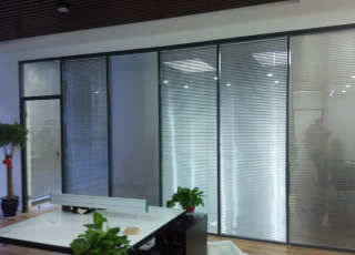 Partisi Kaca Tempered Panel Ganda dengan Tirai Terpasang