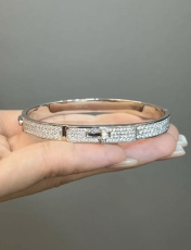 Bracelet en platine incrusté de diamants