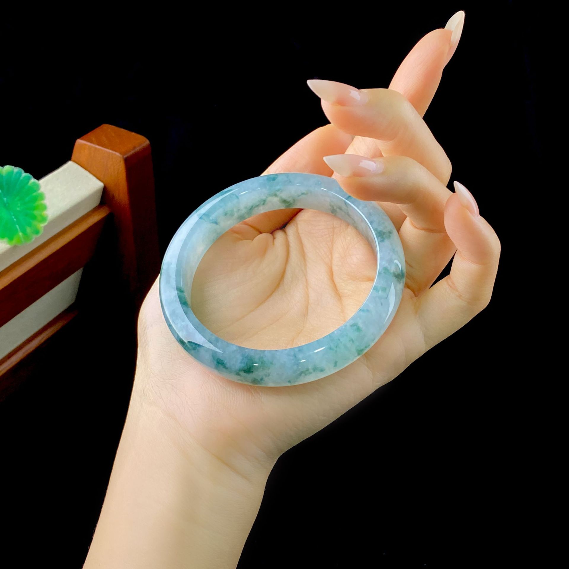 Bracelet en jade, beauté intemporelle au cœur de la nature
