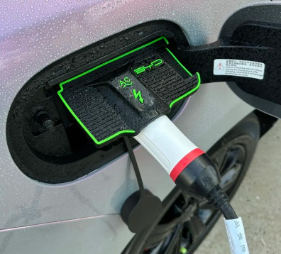 EV充電器の防雨エンクロージャ