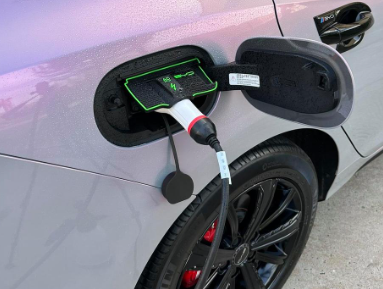 EV充電器の防雨エンクロージャ