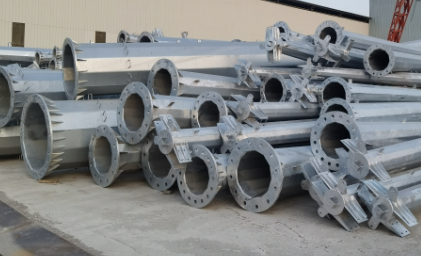 Poteau de service octogonal à usage intensif pour la distribution d'énergie