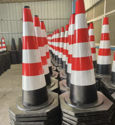 Cône de circulation de base en caoutchouc robuste