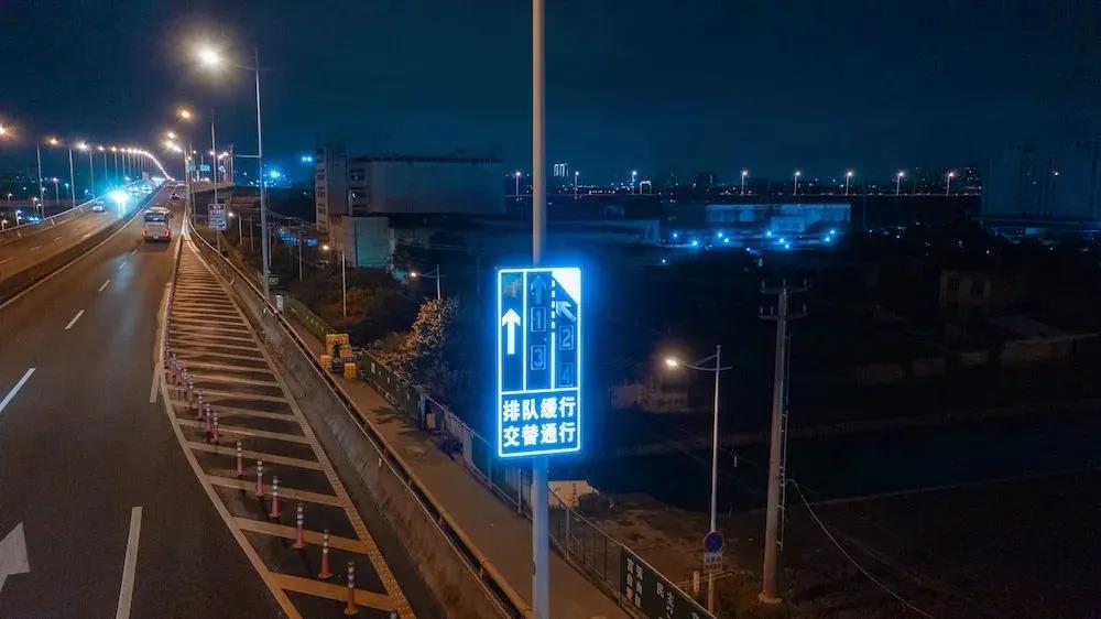 Highway Long-Lasting Glow-in-the-Dark Traffic Sign