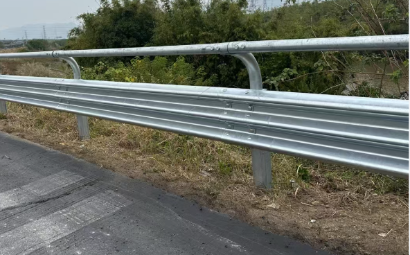 Heavy-Duty Highway W-Beam Traffic Guardrail