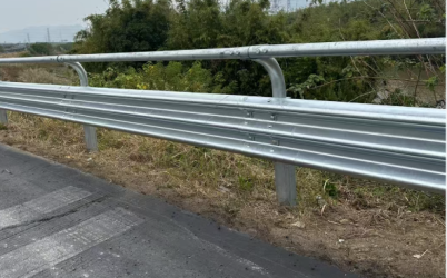 Pagar Pembatas Lalu Lintas W-<span>beam</span> Jalan Raya Tugas Berat