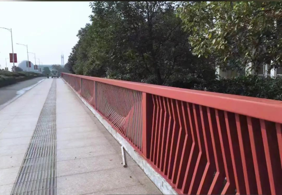 Garde-corps à haute résistance spécifique au pont