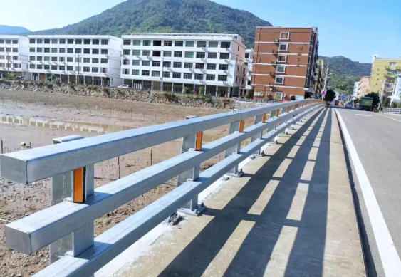 Garde-corps à haute résistance spécifique au pont