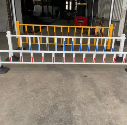 อุปสรรคมัธยฐานถนนเทศบาลพร้อมแถบสะท้อนแสง