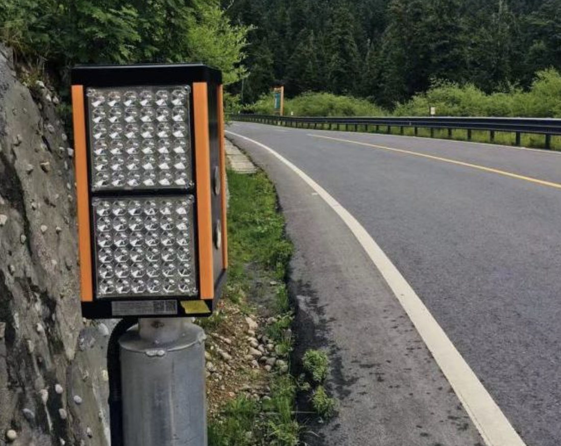 Lampu Strobo Delineator Bertenaga Surya