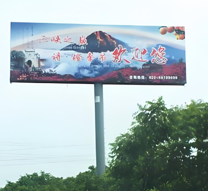 Biển báo quảng cáo Một Cột lớn trên đường cao tốc