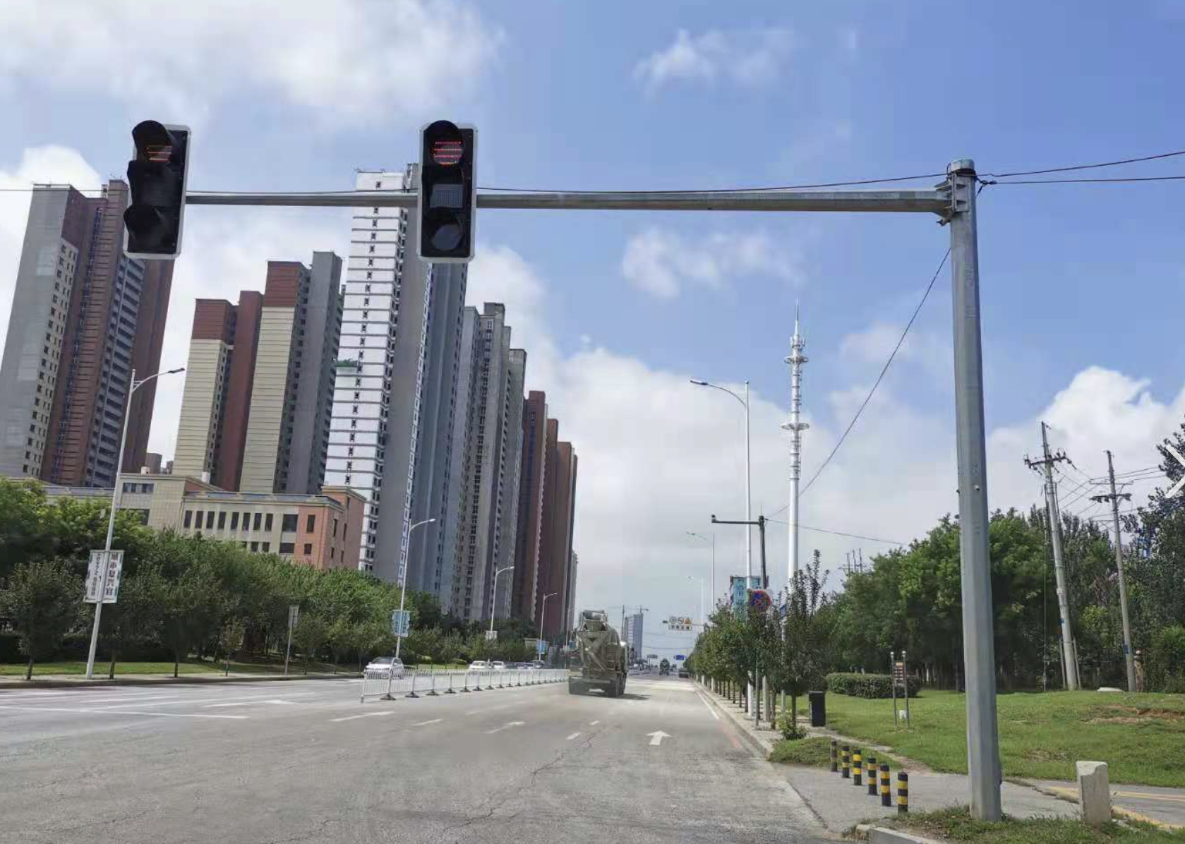 Heavy-Duty Octagonal Traffic Signal Pole for Urban Arteries