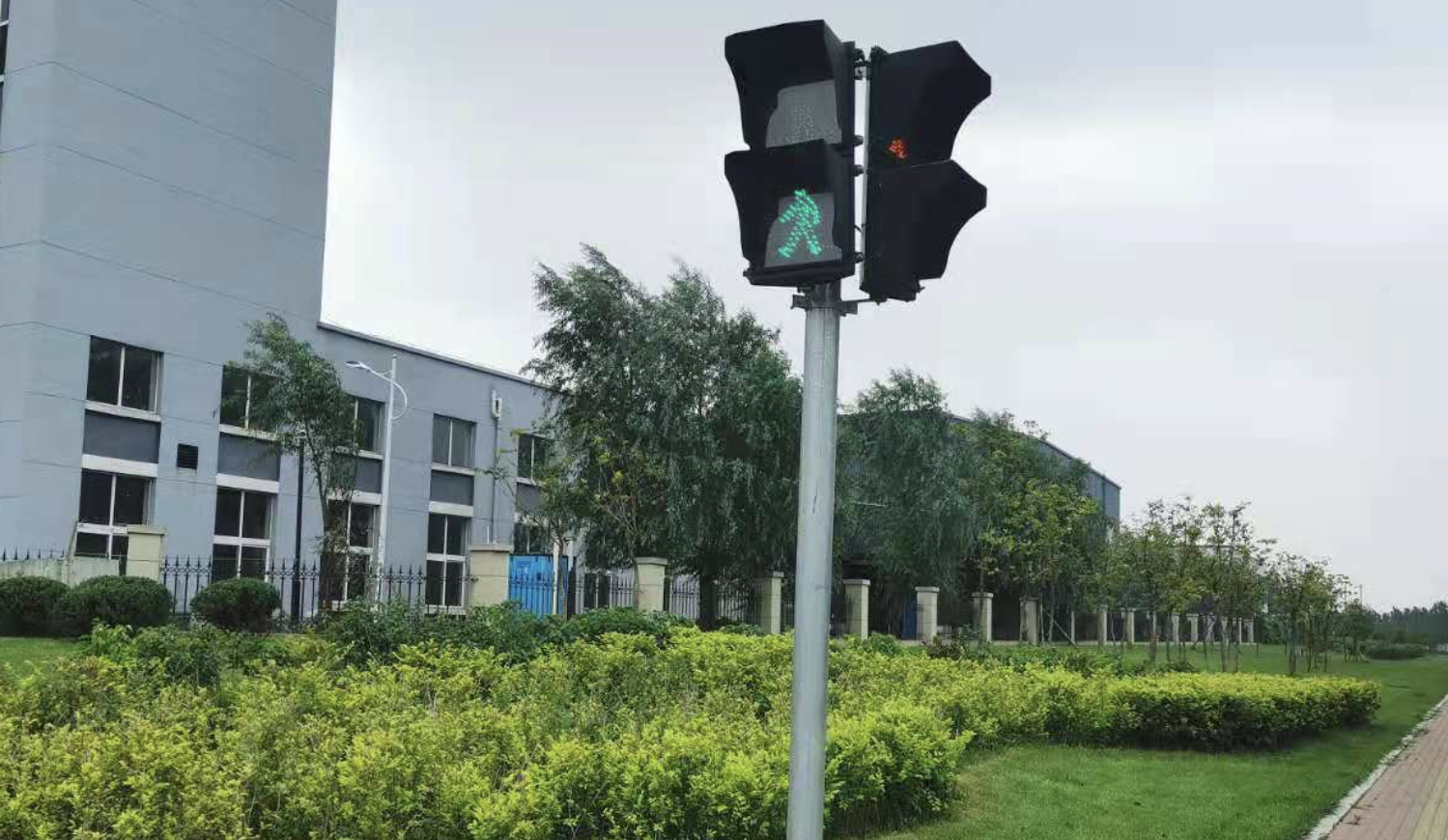 Cost-Effective Single-Arm Round Traffic Signal Pole for Rural Roads