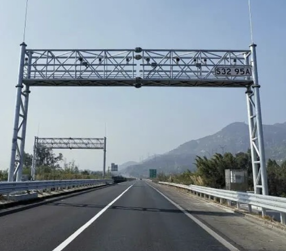 Tiang Sinyal Lalu Lintas Gantry Jalan Raya