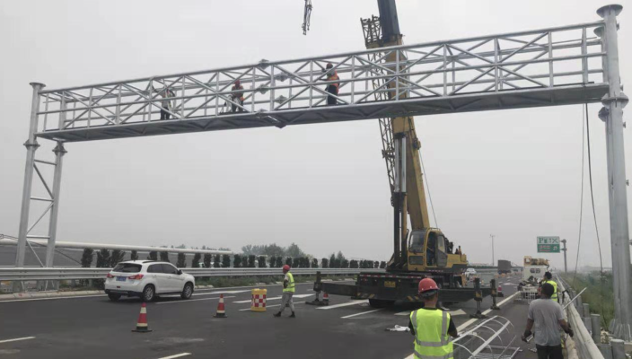 Poteau de signal de trafic de portique d'autoroute