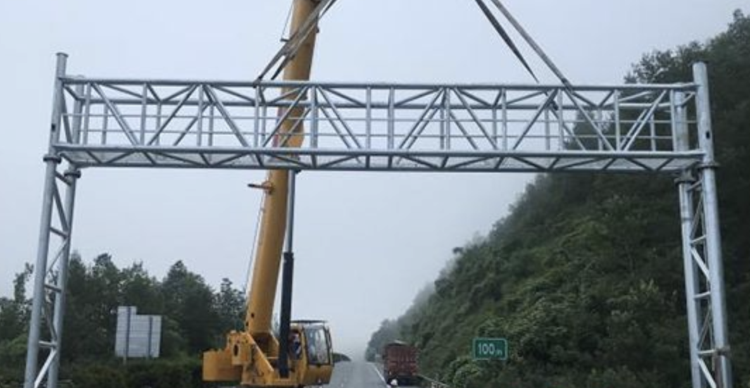 Tiang Sinyal Gantry Atas Kepala Jalan Raya
