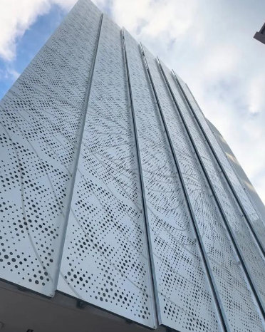 Tường lan can mảng nhôm veneer đục lỗ khắc