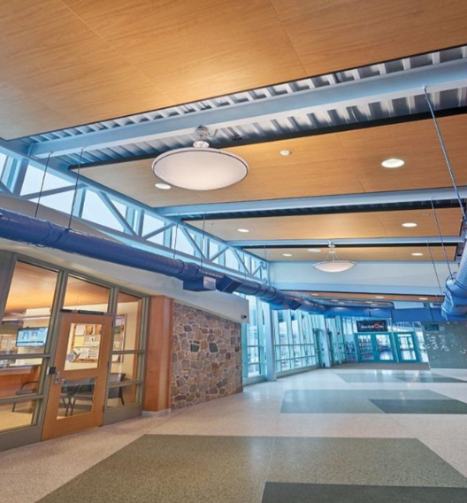 Tường màn che mặt tấm veneer nhôm chuyển in họa tiết gỗ