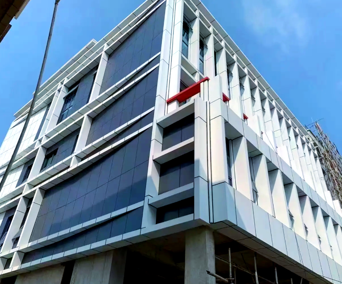 Tường treo bằng tấm ốp nhôm composite lõi ô mật ong