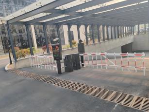 Gerbang Penghalang Komunitas Lengan Melengkung