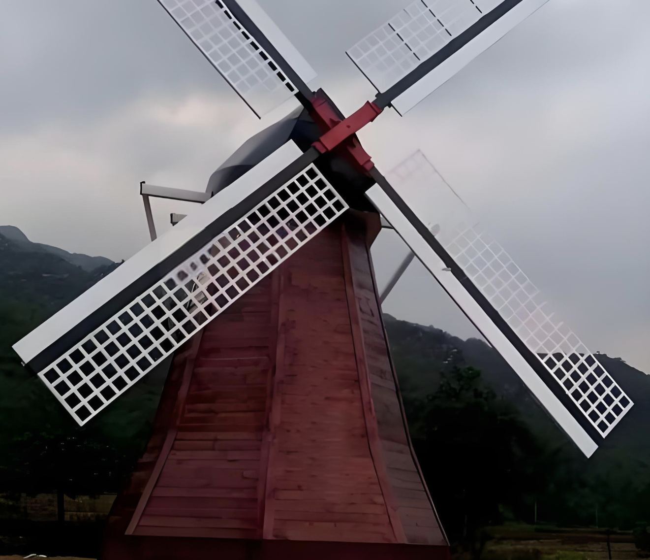 Moulin à vent électrique néerlandais de paysage