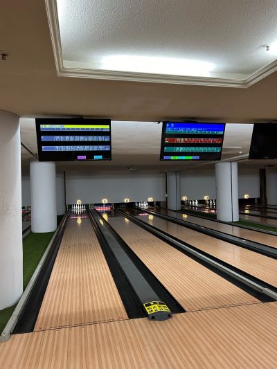 改装された屋内ミニボウリング場 (2レーンセットアップ)