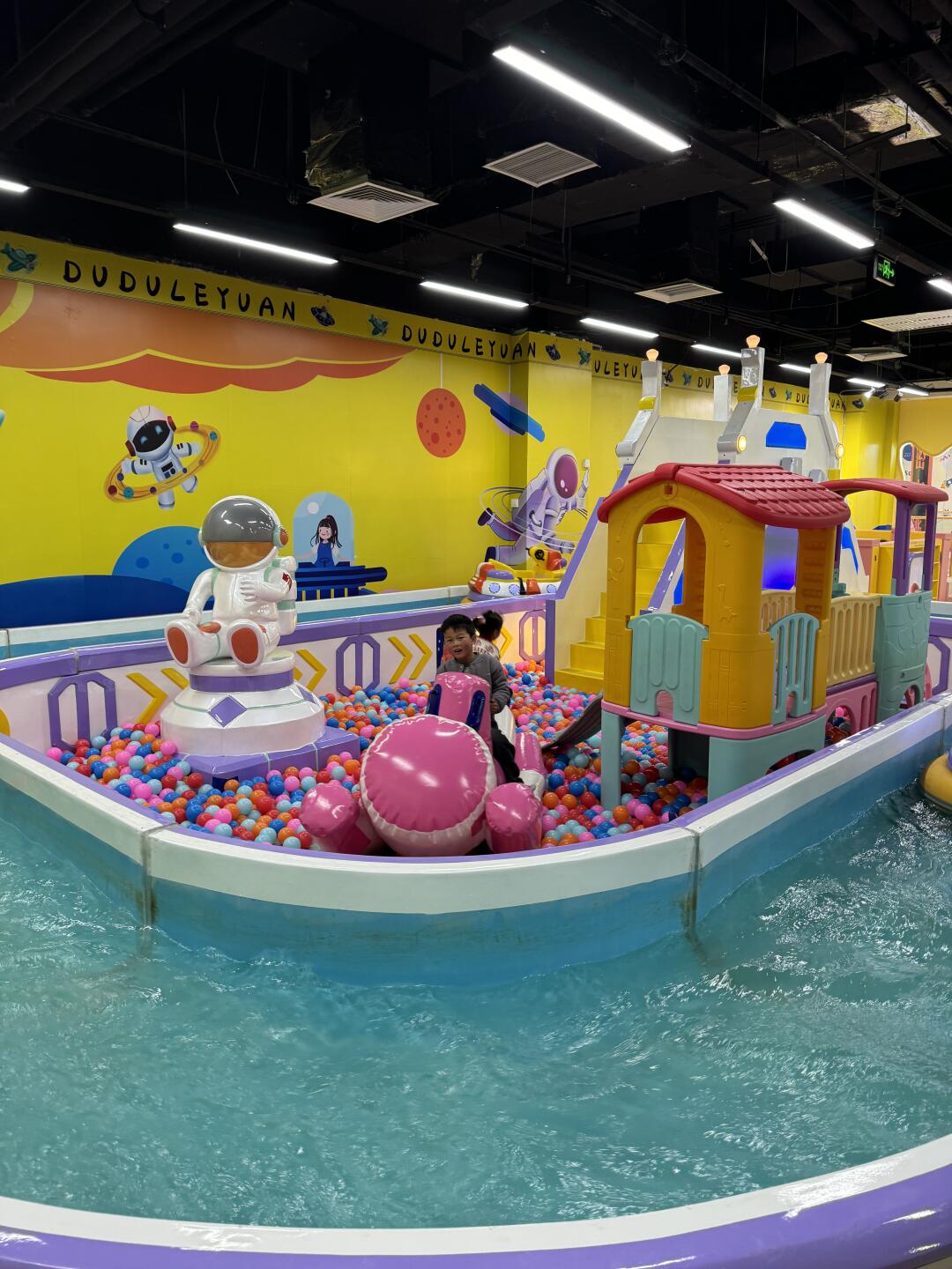 ชุดรวมการเล่นน้ำสำหรับเด็กที่มีธีม