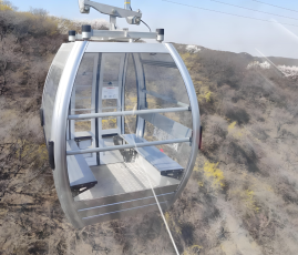 Téléphérique panoramique à basse altitude à cabine transparente