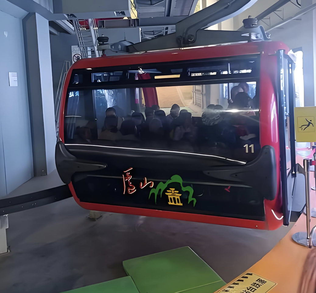 都市の風光明媚なガラスキャビン低レベルケーブルカー