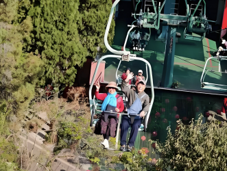 Téléphérique <span>bas</span> de montagne axé sur la famille