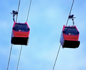 風光明媚な低レベルケーブルカー