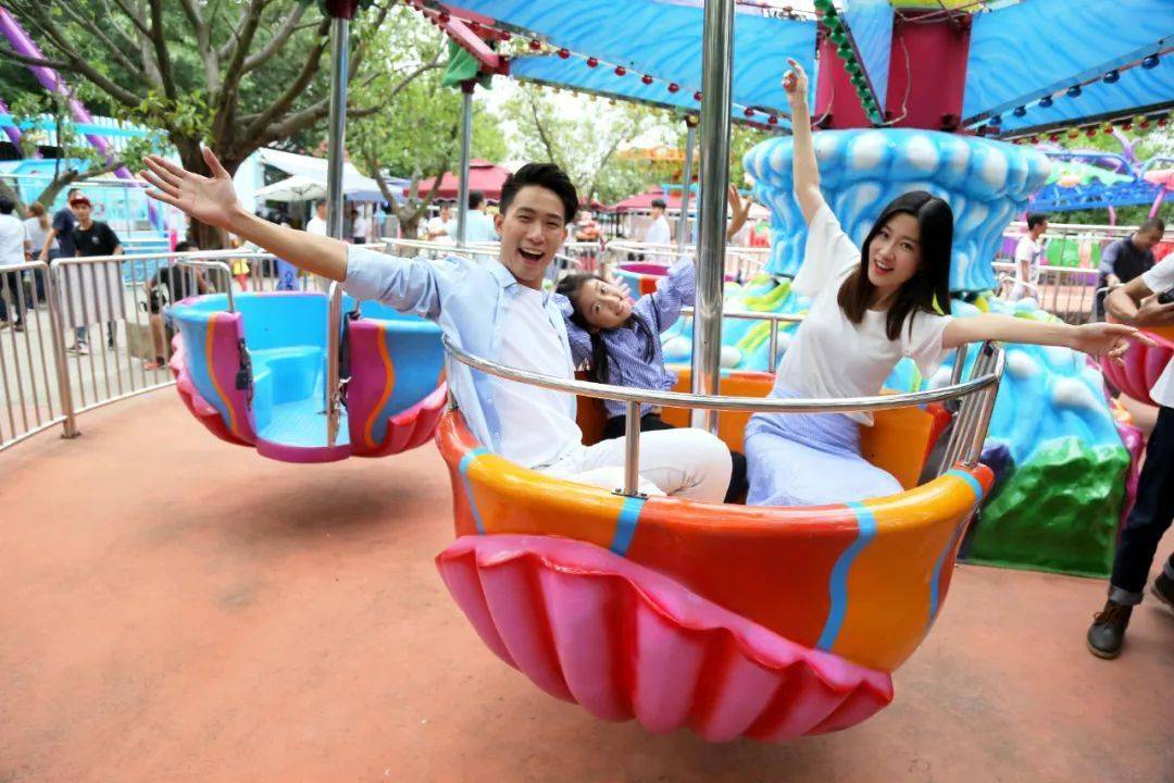 Cyclone Space 360° Rotating Air Ship Ride