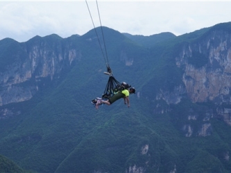 Canyon Dual-Traction High-Speed Cliff Swing