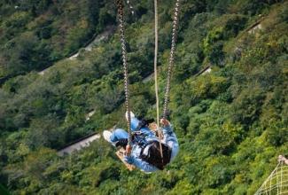 Sinkhole địa hình dọc Khởi động cực vách đá Swing