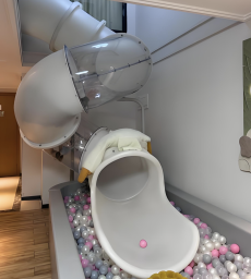 Luncuran Dalam Ruangan Balap Berlekuk Spiral