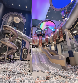 สไลด์ในร่มการแข่งขันแบบ Dual-<span>Lane</span>