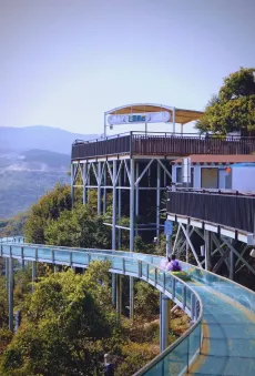 Peluncuran Air Kaca Interaktif Yang Ramah untuk Keluarga