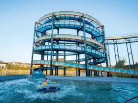 360° Loop Panoramic Glass Water Slide
