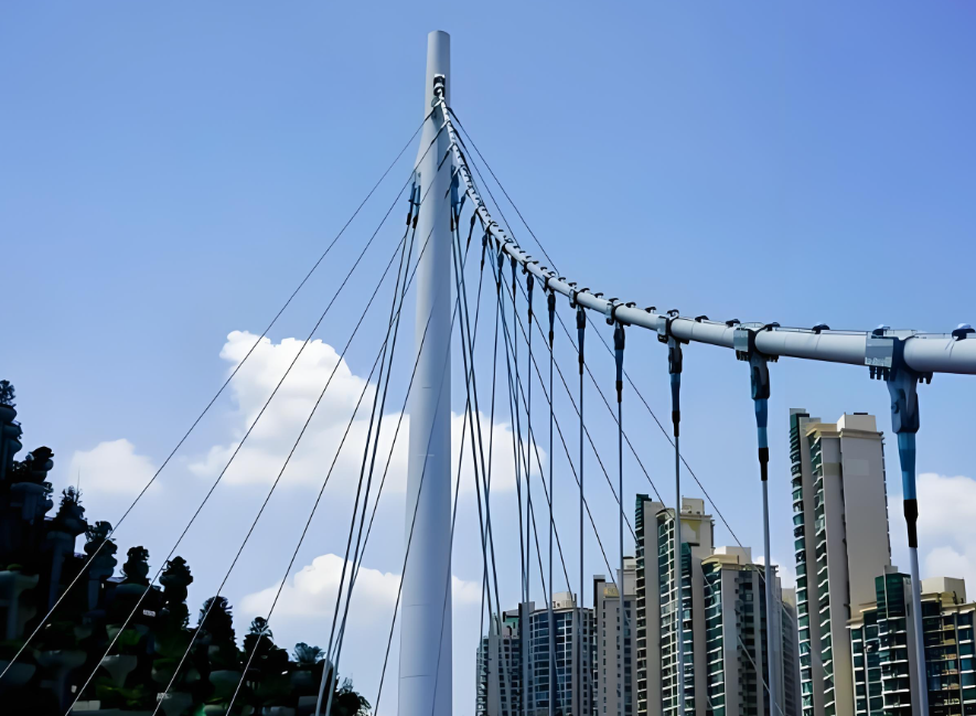 สะพานระงับความงามคนเดินเท้าในเมือง