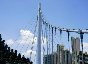 สะพานระงับความงามคนเดินเท้าในเมือง