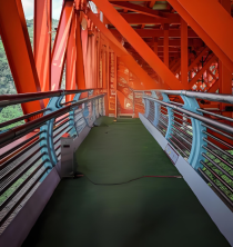 สะพานแขวนคนเดินเท้าในเมือง