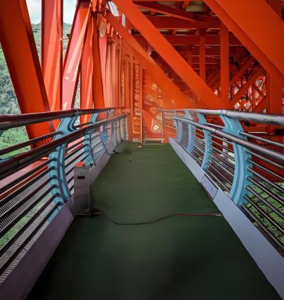 Pont suspendu piétonnier panoramique urbain