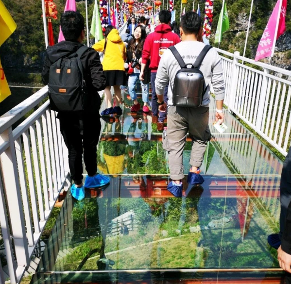 สะพานแขวนพื้นกระจกพาโนรามาแคนยอน