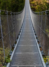 Pont suspendu pour piétons pittoresques