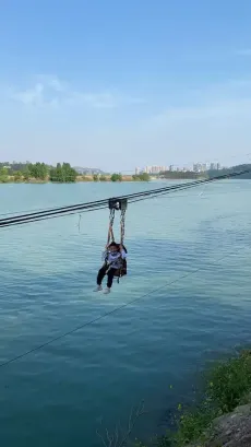 Zipline đi lại qua sông