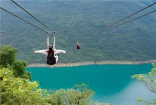 クロスキャニオン大型貨物ジップライン