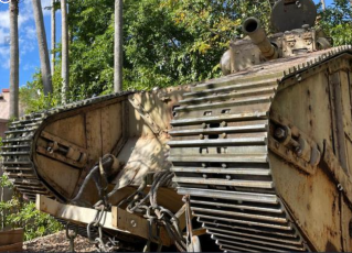 Réservoir d'attractions vintage sur le thème militaire