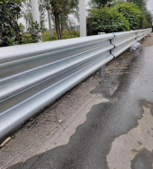 Standar Jalan Raya Pagar Pembatas Bergelombang Galvanis Celup Panas