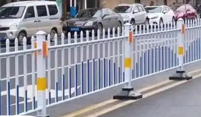 Pagar Pembatas Bergelombang Kota Urban dengan Spidol Reflektif